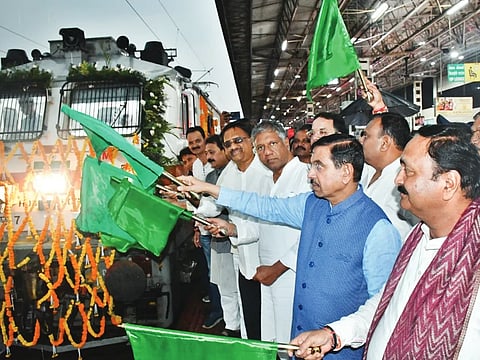 mumbai train ಹುಬ್ಬಳ್ಳಿಯ ಶ್ರೀ ಸಿದ್ಧಾರೂಢಸ್ವಾಮಿ ರೈಲು ನಿಲ್ದಾಣದಲ್ಲಿ ಭಾನುವಾರ ಬೆಂಗಳೂರು- ಮುಂಬೈ ರೈಲಿಗೆ ಕೇಂದ್ರ ಸಚಿವ ಪ್ರಲ್ಹಾದ ಜೋಶಿ ಹಸಿರು ನಿಶಾನೆ ತೋರಿದರು. ಶಾಸಕರಾದ ಅರವಿಂದ ಬೆಲ್ಲದ, ಮಹೇಶ ಟೆಂಗಿನಕಾಯಿ, ಎಫ್..ಎಚ್​. ಜಕ್ಕಪ್ಪನವರ, ಪ್ರದಿಪ ಶೆಟ್ಟರ, ಇತರರು ಇದ್ದರು.