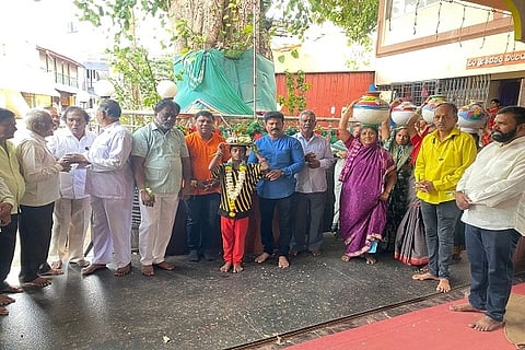 ಸಮರ್ಪಕ ಮಳೆಯಾಗಲಿ ಎಂದು rain prayer ಪ್ರಾರ್ಥಿಸಿ ಹುಬ್ಬಳ್ಳಿಯ ಬೆಂಗೇರಿ ನಿವಾಸಿಗಳು ದ್ಯಾಮವ್ವದೇವಿ ದೇವಸ್ಥಾನ ಬಳಿ ಕಪ್ಪೆಗಳಿಗೆ ಮದುವೆ ಮಾಡಿದರು.