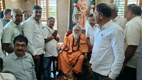 ಬೆಸ್ಕಾಂ ಕಾಯ್ದೆಗೆ ತಿದ್ದುಪಡಿ ಮಾಡದಂತೆ ಸರ್ಕಾರದ ಮೇಲೆ ಒತ್ತಡ ಹೇರಬೇಕು ಎಂದು ಪೀಠಾಧಿಪತಿ ಶ್ರೀ ಕರಿವೃಷಭ ದೇಶಿಕೇಂದ್ರ ಶಿವಾಚಾರ್ಯ ಸ್ವಾಮೀಜಿ ಅವರನ್ನು  ರಾಜ್ಯ ಅನುಮತಿ ಪಡೆದ ವಿದ್ಯುತ್​ ಗುತ್ತಿಗೆದಾರರ ಸಂದ ಸದಸ್ಯರು ಭೇಟಿ ಮಾಡಿ ಮನವಿ ಮಾಡಿದರು. 
