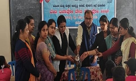  ಬಾಲ್ಯ ವಿವಾಹ ನಿಷೇಧದ ಕುರಿತು ಅರಿವು ಕಾರ್ಯಕ್ರಮವನ್ನು ಪ್ರಭಾವತಿ ಉದ್ಘಾಟಿಸಿದರು. ರೇವತಿ, ಮಮತ ಇತರರಿದ್ದರು.