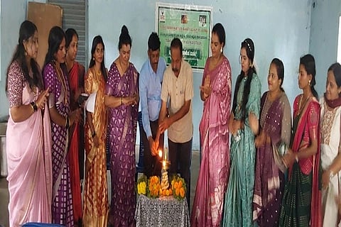 ಶ್ರೀ ಕ್ಷೇತ್ರ ಧರ್ಮಸ್ಥಳ ಗ್ರಾಮಾಭಿವೃದ್ಧಿ ಯೋಜನೆಯ ಮಹಿಳಾ ಜ್ಞಾನ ವಿಕಾಸ ಕಾರ್ಯಕ್ರಮದಡಿಯಲ್ಲಿ ನಡೆದ ಉಚಿತ ಬ್ಯೂಟೀಶಿಯನ್ ತರಬೇತಿ ಶಿಬಿರದ ಸಮಾರೋಪ ಸಮಾರಂಭವನ್ನು ಯೋಜನೆಯ ಕೊಡಗು ಜಿಲ್ಲಾ ನಿರ್ದೇಶಕ ವಿಠಲ ಸಾಲಿಯಾನ್ ಉದ್ಘಾಟಿಸಿರು. ಎಂ.ಎನ್. ಚಂದ್ರಮೋಹನ್, ವನಿತಾಚಂದ್ರಮೋಹನ್, ಸಿಂಚನ ಪ್ರೀತಂ ಶೆಟ್ಟಿ ಮತ್ತಿತರರು ಇದ್ದರು.