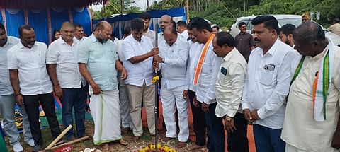ಚಾಮರಾಜನಗರದ ಕೋಡಿಮೋಳೆ ಕೆರೆ ಅಭಿವೃದ್ಧಿ ಕಾಮಗಾರಿಗೆ ಶಾಸಕ ಸಿ.ಪುಟ್ಟರಂಗಶೆಟ್ಟಿ ಭೂಮಿ ಪೂಜೆ ನೆರವೇರಿಸಿದರು. ಮಹಮ್ಮದ್ ಅಸ್ಗರ್ ಮುನ್ನ, ಸಯ್ಯದ್ ಮುಸಾಯಿಲ್, ಮರಿಸ್ವಾಮಿ, ಪುಟ್ಟಸ್ವಾಮಿ ದ್ವಾರಕಿ ಇತರರು ಇದ್ದರು.