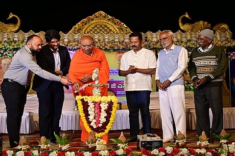 ಮದೆನಾಡು ಗ್ರಾಮದಲ್ಲಿ ಇರುವ ಬಿಜಿಎಸ್ ಪಬ್ಲಿಕ್ ಶಾಲೆಯ 2025-26 ಸಾಲಿನ ಶಾಲಾ ವಾರ್ಷಿಕೋತ್ಸವವನ್ನು ಮಡಿಕೇರಿ ತಹಸೀಲ್ದಾರ್ ಆರ್. ಶ್ರೀಧರ್ ಉದ್ಘಾಟಿಸಿದರು. ಶ್ರೀ ಸೋಮೇಶ್ವರನಾಥ ಸ್ವಾಮೀಜಿ, ನಿತಿನ್ ಚಕ್ಕಿ, ಬಿ.ವೈ. ರಾಜೇಶ್ ಯಲ್ಲಪ್ಪ, ಹುದೇರಿ ರಾಜೇಂದ್ರ ಮತ್ತಿತರರು ಇದ್ದರು.