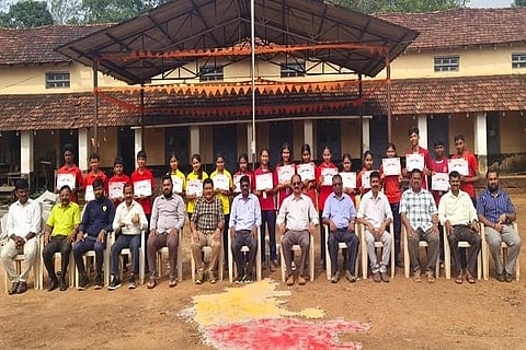 ಕ್ಲಸ್ಟರ್ ಮಟ್ಟದ ಪ್ರತಿಭಾ ಕಾರಂಜಿ ಮತ್ತು ಕಲೋತ್ಸವ 2025-26 ಕಾರ್ಯಕ್ರಮದಲ್ಲಿ ಉತ್ತಮ ಸಾಧನೆ ಪ್ರದರ್ಶಿಸಿ ತಾಲೂಕು ಮಟ್ಟಕ್ಕೆ ಆಯ್ಕೆ ಆದ ಭಾಗಮಂಡಲದ ಶ್ರೀ ಆದಿಚುಂಚನಗಿರಿ ಸಂಸ್ಥಾನ ಆಶ್ರಯದ ಕಾವೇರಿ ಪದವಿ ಪೂರ್ವ ಕಾಲೇಜು ಮತ್ತು ಪ್ರೌಢಶಾಲಾ ವಿಭಾಗದ ವಿದ್ಯಾರ್ಥಿಗಳು. ಪ್ರಾಂಶುಪಾಲ ಕೆ.ಜೆ. ದಿವಾಕರ, ಆಡಳಿತ ಮೇಲ್ವಿಚಾರಣಾ ಅಧಿಕಾರಿ ಶ್ರೀಕೀರ್ತಿ ಹಾಗೂ ಶಿಕ್ಷಕರು ಇದ್ದರು.