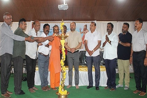 ನಗರದ ಗಾಂಧಿ ಭವನದಲ್ಲಿ ಗುರುವಾರ ನಡೆದ ಶ್ರೀ ಭಗೀರಥ ಜಯಂತಿ ಕಾರ್ಯಕ್ರಮವನ್ನು ಗಣ್ಯರು ಉದ್ಘಾಟಿಸಿದರು. ಶ್ರೀಧರ್, ಗೋವಿಂದರಾಜು, ನವೀನ್ ಕುಶಾಲಪ್ಪ ಇದ್ದರು.