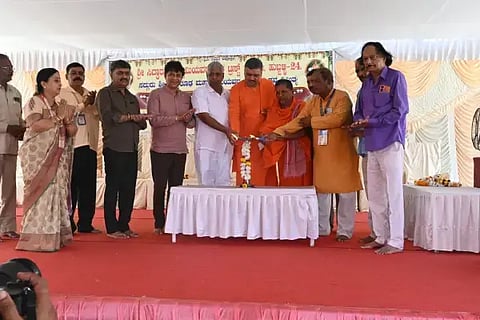 ಹುಬ್ಬಳ್ಳಿಯ ಶ್ರೀ ಸಿದ್ಧಾರೂಢಸ್ವಾಮಿ ಮಠದ ಆವರಣದಲ್ಲಿ ಭಾನುವಾರ ಏರ್ಪಡಿಸಿದ್ದ 11ನೇ ವರ್ಷದ ರಾಜ್ಯಮಟ್ಟದ ಭಜನಾ ಸ್ಪರ್ಧೆ ಯನ್ನು ಶಾಮಾನಂದ ಪೂಜೇರಿ ಉದ್ಘಾಟಿಸಿದರು. ಶ್ರೀ ಶಿವಕುಮಾರ ಸ್ವಾಮೀಜಿ, ಶ್ರೀ ಆತ್ಮಾನಂದ ಸ್ವಾಮೀಜಿ, ಚನ್ನವೀರ ಮುಂಗರವಾಡಿ, ಬಸವರಾಜ ಕಲ್ಯಾಣಶೆಟ್ಟರ, ಮಂಜುನಾಥ ಮುನವಳ್ಳಿ, ವಿನಾಯಕ ಘೋಡಕೆ, ಡಾ. ಗೋವಿಂದ ಮಣ್ಣೂರ, ಉದಯಕುಮಾರ ನಾಯ್ಕ, ಗೀತಾ ಕಲಬುರಗಿ ಇದ್ದರು.  