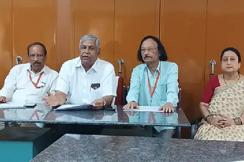 ಹುಬ್ಬಳ್ಳಿಯಲ್ಲಿ ಸುದ್ದಿಗೋಷ್ಠಿಯಲ್ಲಿ (Bhajane)ಶ್ರೀ ಸಿದ್ಧಾರೂಢ ಸ್ವಾಮಿ ಮಠದ ಧರ್ಮದರ್ಶಿ ಶಾಮಾನಂದ ಪೂಜೇರಿ ಮಾತನಾಡಿದರು. ಡಾ. ಗೋವಿಂದ ಮಣ್ಣೂರ, ಉದಯಕುಮಾರ ನಾಯಕ, ಗೀತಾ ಕಲಬುರ್ಗಿ ಇದ್ದರು.