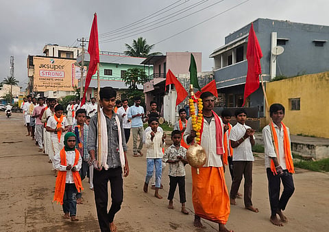 ಲಕ್ಷ್ಮೇಶ್ವರದಲ್ಲಿ ಶ್ರಾವಣ ಮಾಸದ ನಿಮಿತ್ತ ನಸುಕಿನ ಜಾವ ಸಂಚರಿಸುವ ಭಜನಾ ತಂಡಗಳ ವಿಶಿಷ್ಟ ಸಂಪ್ರದಾಯ.