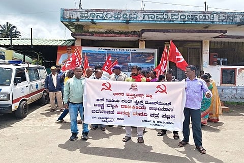  ವಿವಿಧ ಬೇಡಿಕೆಗಳ ಈಡೇರಿಕೆಗೆ ಆಗ್ರಹಿಸಿ ಪೊನ್ನಂಪೇಟೆ ಬಸ್ ನಿಲ್ದಾಣದಲ್ಲಿ ಪ್ರತಿಭಟನೆ ನಡೆಸಲಾಯಿತು.