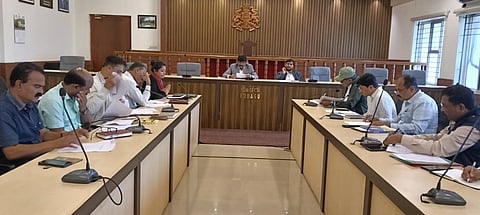 ಭಾರತ್ ಜೋಡೋ ಯುವ ಸಂಘ ಸ್ಥಾಪನೆ ಸಂಬಂಧ ಮಂಗಳವಾರ ನಡೆದ ಪೂರ್ವಭಾವಿ ಸಭೆಯಲ್ಲಿ ಜಿಲ್ಲಾಧಿಕಾರಿ ಎಸ್.ಜೆ.ಸೋಮಶೇಖರ್ ಮಾತನಾಡಿದರು. ಆನಂದ್ ಪ್ರಕಾಶ್ ಮೀನಾ, ವಿ.ಟಿ.ವಿಸ್ಮಯಿ ಇತರರಿದ್ದರು.