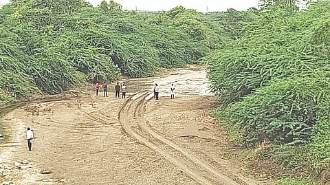 ನಾರಾಯಣಪುರದ ಬಸವಸಾಗರ ಜಲಾಶಯದಿಂದ ಹರಿಬಿಟ್ಟಿರುವ ನೀರು ಕಲಬುರಗಿ ಜಿಲ್ಲೆಯ ಭೀಮಾ ನದಿಗೆ ಬರುತ್ತಿರುವುದು.