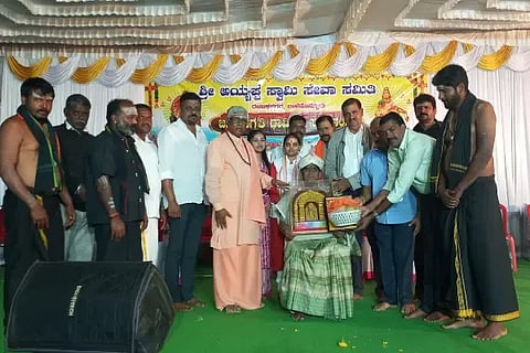 ಬಾಳೆಹೊನ್ನೂರಿನ ರೇಣುಕನಗರದ ಅಯ್ಯಪ್ಪಸ್ವಾಮಿ ಸೇವಾ ಸಮಿತಿ ದೀಪೋತ್ಸವದಲ್ಲಿ ಮೆಣಸುಕೊಡಿಗೆ ಅನ್ನಪೂರ್ಣಮ್ಮ ಶಿವರಾಮೇಗೌಡ ಅವರಿಗೆ ಹಿಂದು ಸಮಾಜ ಸೇವಾ ರತ್ನ ಪ್ರಶಸ್ತಿ ಪ್ರದಾನ ಮಾಡಲಾಯಿತು. ಚಂದ್ರಶೇಖರ ಶಿವಾಚಾರ್ಯ ಸ್ವಾಮೀಜಿ, ಆರ್.ಡಿ.ಮಹೇಂದ್ರ, ಹಾರಿಕಾ ಮಂಜುನಾಥ್, ಮಂಜುನಾಥ್ ತುಪ್ಪೂರು, ತ್ರಿಷಾ ಜೈನ್, ಸತೀಶ್ ಗದ್ದೆಮನೆ, ಪ್ರಭಾಕರ್ ಪ್ರಣಸ್ವಿ ಇದ್ದರು.