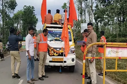 ಬಾಳೆಹೊನ್ನೂರಿನ ಚಿಕ್ಕಮಗಳೂರು ರಸ್ತೆಯ ಭದ್ರಾ ಸ್ಟಾಪ್ ಬಳಿ ದತ್ತಪೀಠಕ್ಕೆ ತೆರಳುವ ವಾಹನಗಳನ್ನು ಪೊಲೀಸರು ತಪಾಸಣೆ ನಡೆಸಿದರು.