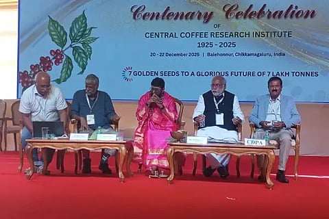 ಬಾಳೆಹೊನ್ನೂರು ಸಮೀಪದ ಕೇಂದ್ರೀಯ ಕಾಫಿ ಸಂಶೋಧನಾ ಸಂಸ್ಥೆಯ ಶತಮಾನೋತ್ಸವ ಸಮಾರಂಭ ಅಂಗವಾಗಿ ಆಯೋಜಿಸಿದ್ದ ಮಾನವ-ಪ್ರಾಣಿ ಸಂಘರ್ಷ ಗೋಷ್ಠಿಯಲ್ಲಿ ಮಾಜಿ ಶಾಸಕ ಎಚ್.ಎಂ.ವಿಶ್ವನಾಥ್ ಮಾತನಾಡಿದರು. ಚನ್ನಮಲ್ಲಿಕಾರ್ಜುನ ಶಿವಾಚಾರ್ಯರು, ಡಾ. ಸುರೇಂದ್ರ ವರ್ಮಾ, ಪೌಲ್ ಮ್ಯಾಥ್ಯೂ ಇತರರಿದ್ದರು. 