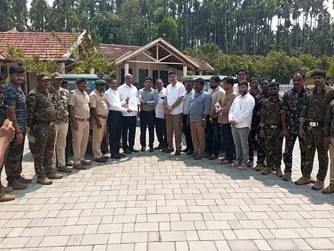 ಬಾಳೆಹೊನ್ನೂರು ಸಮೀಪದ ಬೆಳಸೆ ಖಾಂಡ್ಯ ಪ್ಲಾಂಟರ್ಸ್‌ ಕ್ಲಬ್ ಆವರಣದಲ್ಲಿ ಕೊಪ್ಪ ವಿಭಾಗದ ಅರಣ್ಯ ಇಲಾಖೆಯ ಆನೆ ಕಾರ್ಯಪಡೆ ಸಿಬ್ಬಂದಿಗೆ ಮಂಜೂರಾದ ವಾಹನದ ಪತ್ರವನ್ನು ಶಾಸಕ ಟಿ.ಡಿ.ರಾಜೇಗೌಡ ಹಸ್ತಾಂತರಿದರು.  ಪ್ರವೀಣ್‌ಕುಮಾರ್, ಮಂಜುನಾಥ್ ಇತರರಿರಿದ್ದರು.