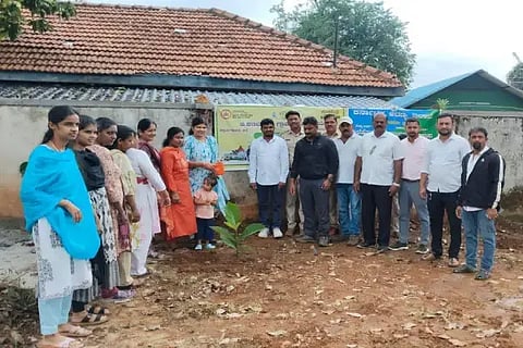  ಬಿ.ಕಣಬೂರು ಗ್ರಾಪಂ ಆವರಣದಲ್ಲಿ ಅರಣ್ಯ ಇಲಾಖೆಯಿಂದ ಗಿಡ ನೆಡಲಾಯಿತು. ಮಂಜುನಾಥ್, ಇಬ್ರಾಹಿಂ ಶಾಫಿ, ಮಧುಸೂದನ್,  ಸಮೀಕ್ಷಾ, ನಾಗಶ್ರೀ, ಶ್ಯಾಮಲಾ, ಅರುಣ್‌ಕುಮಾರ್ ಇತರರಿದ್ದರು.