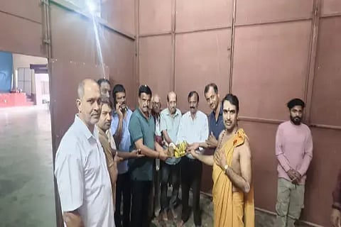 ಬಾಳೆಹೊನ್ನೂರು ವಿದ್ಯಾಗಣಪತಿ ಸೇವಾ ಸಮಿತಿ ಚತುರ್ಥಿ ಅಂಗವಾಗಿ ಪ್ರತಿಷ್ಠಾಪಿಸುವ ಗಣೇಶ ವಿಗ್ರಹ ನಿರ್ಮಾಣ ಕಾರ್ಯಕ್ಕೆ ಮೃತ್ತಿಕೆ ಪೂಜೆ ಮೂಲಕ ಚಾಲನೆ ನೀಡಲಾಯಿತು. ಕೆ.ಎಸ್.ಚನ್ನಗಿರಿ, ಸುರೇಂದ್ರ, ಸಿ.ವಿ.ಸುನೀಲ್, ಅರುಣೇಶ್, ಜಯಪ್ರಕಾಶ್ ಇದ್ದರು.
