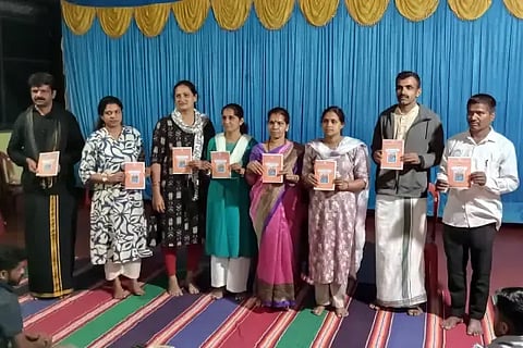 ಬಾಳೆಹೊನ್ನೂರಿನಲ್ಲಿ ಜನವರಿಯಲ್ಲಿ ನಡೆಯಲಿರುವ ಹಿಂದು ಸಮಾಜೋತ್ಸವದ ಆಹ್ವಾನ ಪತ್ರಿಕೆಯನ್ನು ಆಯೋಜನಾ ಸಮಿತಿ ಉಪಾಧ್ಯಕ್ಷ ಆರ್.ಡಿ.ಮಹೇಂದ್ರ ಬಿಡುಗಡೆಗೊಳಿಸಿದರು. ಬಿ.ವೆಂಕಟೇಶ್, ಪ್ರಶಾಂತ್, ಮಾಲಾ, ಶಕುಂತಳಾ, ಸ್ಮಿತಾ ಇತರರಿದ್ದರು.