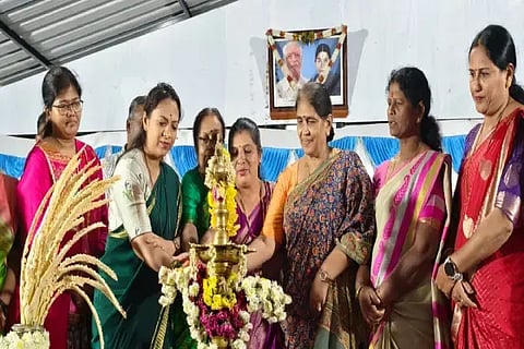 ಬನ್ನೂರು ಗ್ರಾಮದಲ್ಲಿ ಆಯೋಜಿಸಿದ್ದ ಮಹಿಳಾ ದಿನಾಚರಣೆ ಕಾರ್ಯಕ್ರಮವನ್ನು ರಾಜ್ಯ ಮಹಿಳಾ ಆಯೋಗದ ಅಧ್ಯಕ್ಷೆ ಡಾ.ನಾಗಲಕ್ಷ್ಮೀ ಚೌಧರಿ ಉದ್ಘಾಟಿಸಿದರು. ಬಿ.ಸಿ.ಗೀತಾ, ರೋಹಿಣಿ, ಉಮಾ, ಪುಷ್ಪಾ, ಚಂದ್ರಮ್ಮ, ಹೇಮಲತಾ ಇತರರಿದ್ದರು.