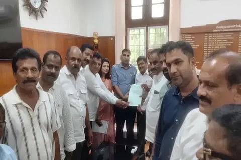 ಚಿಕ್ಕಮಗಳೂರು ಜಿಲ್ಲಾಧಿಕಾರಿ ಕಚೇರಿಯಲ್ಲಿ ರೈತ ಹಿತರಕ್ಷಣಾ ವೇದಿಕೆ ಸದಸ್ಯರು ವಿಧಾನಪರಿಷತ್ ಸದಸ್ಯೆ ಆರತಿ ಕೃಷ್ಣಗೆ  ಮನವಿ ಸಲ್ಲಿಸಿದರು. ಭನ್ವರ್ ಸಿಂಗ್ ಮೀನಾ, ದೀಪಕ್ ದೊಡ್ಡಯ್ಯ ಮತ್ತು ಬೆಳೆಗಾರರ ಸಂಘದ ಪದಾಧಿಕಾರಿಗಳು ಇದ್ದರು.