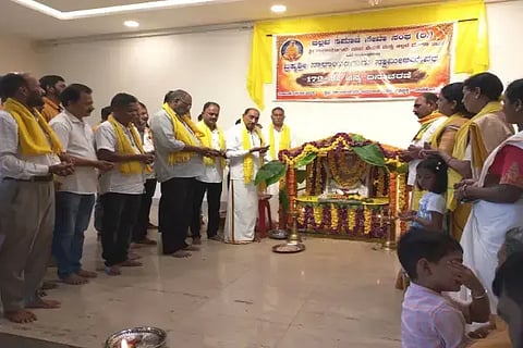 ಬಾಳೆಹೊನ್ನೂರಿನಲ್ಲಿ ಆಯೋಜಿಸಿದ್ದ ಬ್ರಹ್ಮಶ್ರೀ ನಾರಾಯಣಗುರು ಜಯಂತಿಯಲ್ಲಿ ಗುರುಗಳ ಭಾವಚಿತ್ರಕ್ಕೆ ಪುಷ್ಪಾರ್ಚನೆ ಮಾಡಲಾಯಿತು. ಎನ್.ಎ.ಸಂಜೀವ, ಅರುಣ್‌ಕುಮಾರ್, ಶೇಖರ್, ಸುನೀತಾ, ಪ್ರದೀಪ್, ರಾಕೇಶ್ ಇತರರಿದ್ದರು.