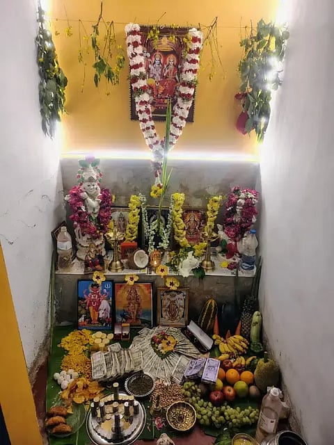 ಸೌರಮಾನ ಯುಗಾದಿ ಅಂಗವಾಗಿ ಬಾಳೆಹೊನ್ನೂರಿನ ಕೇರಳಿಯನ್ನರ ಮನೆಯೊಂದರಲ್ಲಿ ವಿವಿಧ ಹೊಸ ಲ, ಪುಷ್ಪಗಳನ್ನು ದೇವರ ಗುಡಿ ಮುಂದೆ ಇಟ್ಟು ಪೂಜಿಸಿದರು. 
