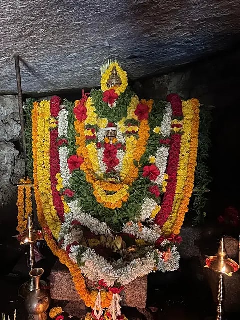 ಬಿದರೆ ಗ್ರಾಮದ ಸಿಂಧೂರ ವೀರಭದ್ರಸ್ವಾಮಿಗೆ ವಿಶೇಷ ಅಲಂಕಾರ.
