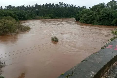 ಬಾಳೆಹೊನ್ನೂರಿನಲ್ಲಿ ಭದ್ರಾ ನದಿ ಅಪಾಯದ ಮಟ್ಟದಲ್ಲಿ ಹರಿಯುತ್ತಿರುವುದು.