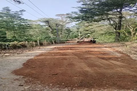 ಬಾಳೆಹೊನ್ನೂರು ಸಮೀಪದ ಮಣಬೂರು ಗ್ರಾಮದಲ್ಲಿ ಹದಗೆಟ್ಟ ರಸ್ತೆಯನ್ನು ಗ್ರಾಮಸ್ಥರು ಜೆಸಿಬಿಯಿಂದ ದುರಸ್ತಿಪಡಿಸಿಕೊಂಡರು.
