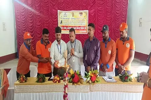 ಬಾಳೆಹೊನ್ನೂರಿನ ಇಟ್ಟಿಗೆ ಸೀಗೋಡಿನಲ್ಲಿ ಶೌರ್ಯ ವಿಪತ್ತು  ಘಟಕದ ಶೃಂಗೇರಿ ಯೋಜನಾ ವ್ಯಾಪ್ತಿಯ ಕೋರ್ ಸಮಿತಿ ಸಭೆಯನ್ನು ಯೋಜನಾಧಿಕಾರಿ ಕಿಶೋರ್‌ಕುಮಾರ್ ಉದ್ಘಾಟಿಸಿದರು. ನಾಗರಾಜ್ ಕುಲಾಲ್, ಸುರೇಶ್, ರುದ್ರಪ್ಪ, ಮಹೇಶ್, ಸಚ್ಚಿದಾನಂದ ಇದ್ದರು.    