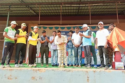 ಬಾಳೆಹೊನ್ನೂರಿನ ಜೆಸಿಐ ಆಯೋಜಿಸಿದ್ದ ಜೇಸಿ ಪ್ರೀಮಿಯರ್ ಲೀಗ್ ಕ್ರಿಕೆಟ್ ಪಂದ್ಯಾವಳಿಯನ್ನು ಜಿಪಂ ಮಾಜಿ ಉಪಾಧ್ಯಕ್ಷ ಎಂ.ಎಸ್.ಚನ್ನಕೇಶವ್ ಉದ್ಘಾಟಿಸಿದರು. ರವಿಚಂದ್ರ, ಇಬ್ರಾಹಿಂ ಶಾಫಿ, ಪ್ರಜ್ವಲ್ ಜೈನ್, ಕೌಶಿಕ್ ಪಟೇಲ್ ಇತರರಿದ್ದರು. 