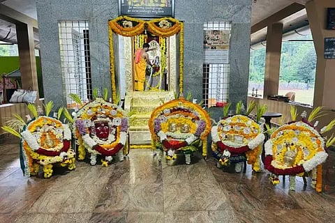 ತುಪ್ಪೂರು ಬಿರೇಕಲ್ಲು ಭೂತೇಶ್ವರಸ್ವಾಮಿ ಹಾಗೂ ದುರ್ಗಾಪರಮೇಶ್ವರಿ ಅಮ್ಮನವರ ಪರಿವಾರ ದೇವತೆಗಳ ವಾರ್ಷಿಕ ಸುಗ್ಗಿಹಬ್ಬದ ಅಂಗವಾಗಿ ದೇವರ ಉತ್ಸವ ಮೂರ್ತಿಗಳನ್ನು ಅಲಂಕರಿಸಲಾಗಿತ್ತು. 