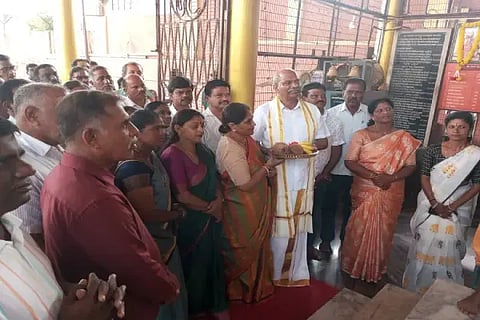 ಬಾಳೆಹೊನ್ನೂರಿನ ಜೇಸಿ ವೃತ್ತದ ಬಲಮುರಿ ಗಣಪತಿ ದೇವಸ್ಥಾನದಲ್ಲಿ ಶಾಸಕ ಟಿ.ಡಿ.ರಾಜೇಗೌಡ ಪೂಜೆ ಸಲ್ಲಿಸಿದರು. ಎಸ್.ವಿ.ಮಂಜುನಾಥ್, ಎಂ.ಎಸ್.ಅರುಣೇಶ್, ಚಂದ್ರಮ್ಮ, ಹೇಮಲತಾ, ಸರಿತಾ, ಬಿ.ಸಿ.ಸಂತೋಷ್‌ಕುಮಾರ್ ಇತರರಿದ್ದರು.
