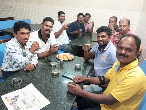ಬಾಳೆಹೊನ್ನೂರಿನ ಮಲೆನಾಡಿನ ಒಳ್ಳೆಯ ಮನಸ್ಸುಗಳ ಒಕ್ಕೂಟದಿಂದ ಚಹಾ ದಿನದ ಅಂಗವಾಗಿ ಸಾಮೂಹಿಕವಾಗಿ ಚಹಾ ಸೇವಿಸಿದರು. ಚೈತನ್ಯ ವೆಂಕಿ, ಸತೀಶ್ ಅರಳೀಕೊಪ್ಪ, ಇಬ್ರಾಹಿಂ ಶಾಫಿ, ಮಂಜುನಾಥ್ ತುಪ್ಪೂರು, ಪ್ರಶಾಂತ್‌ಕುಮಾರ್, ಸತೀಶ್ ಕಾಮತ್ ಇದ್ದರು.