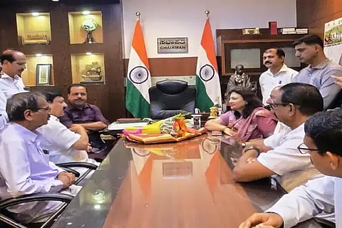 ಬೆಂಗಳೂರಿನಲ್ಲಿ ಮಲೆನಾಡು ಪ್ರಾಂತ್ಯ ಅಡಿಕೆ ಬೆಳೆಗಾರರ ಸಂಘದ ಪದಾಧಿಕಾರಿಗಳು ಆರೋಗ್ಯ ಸಚಿವ ಯು.ಟಿ.ಖಾದರ್‌ಗೆ ಮನವಿ ಸಲ್ಲಿಸಿದರು. ಡಾ. ಆರತಿ ಕೃಷ್ಣ, ತಲವಾನೆ ಪ್ರಕಾಶ್, ಕೆ.ಎಸ್.ರವೀಂದ್ರ, ಕುಮಾರಸ್ವಾಮಿ, ಸತ್ಯಪ್ರಕಾಶ್, ಭಂಡಿಗಡಿ ನಾಗೇಂದ್ರ ಇತರರಿದ್ದರು. 