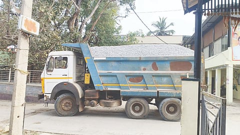 ಲಾರಿಯಲ್ಲಿ ಜೆಲ್ಲಿ ತುಂಬಿಕೊಂಡು ಹೋಗುತ್ತಿರುವುದು.