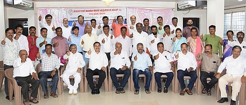 ಬೀದರ್ನಲ್ಲಿ ಕಾರ್ಯನಿರತ ಪತ್ರಕರ್ತರ ಸಂಘದ ಜಿಲ್ಲಾ ಘಟಕದ ನೂತನ ಪದಾಧಿಕಾರಿಗಳ ಪದಗ್ರಹಣದಲ್ಲಿ ಶಿವಾನಂದ ತಗಡೂರು, ಆನಂದ ದೇವಪ್ಪ, ಬಾಬುರಾವ ಯಡ್ರಾಮಿ, ದೀಪಕ್ ವಾಲಿ, ಮಲ್ಲಿಕಾರ್ಜುನ ಬಿರಾದಾರ್, ಅಶೋಕ ಕರಂಜಿ, ಭವಾನಿಸಿಂಗ್ ಇತರರಿದ್ದರು.