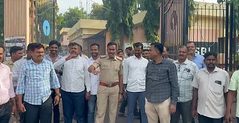 ಬೀದರ್  ನಲ್ಲಿ ಆರೋಪಿಗಳನ್ನು ಬಂಧಿಸಿದ ಹಿನ್ನಲೆಯಲ್ಲಿ ನಗರದಲ್ಲಿ ಪಟಾಕಿ ಸಿಡಿಸಿ ಸಂಭ್ರಮಾಚರಣೆ ಮಾಡಲಾಯಿತು.