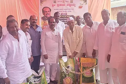 ಹುಬ್ಬಳ್ಳಿ ನಗರದ ಬಿಡನಾಳದಲ್ಲಿ (Seeds) ರಿಯಾಯಿತಿ ದರದಲ್ಲಿ ಬಿತ್ತನೆ ಬೀಜ ವಿಚಾರಣೆಗೆ ಶಾಸಕ ಪ್ರಸಾದ ಅಬ್ಬಯ್ಯ ಸೋಮವಾರ ಚಾಲನೆ ನೀಡಿದರು. ಮೋಹನ ಅಸುಂಡಿ, ಸಿದ್ದಪ್ಪ ಮಿಸಿ, ಚನ್ನಬಸಪ್ಪ ಅಸುಂಡಿ, ಗುರಸಿದ್ದಪ್ಪ ಕಟಗಿ, ಶಂಕರಣ್ಣ ಅಸುಂಡಿ, ವೀರಭದ್ರಪ್ಪ ಮೇಟಿ, ಇತರರು ಇದ್ದರು.