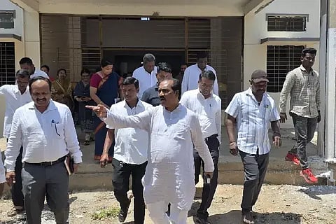 ಪ್ರಸಕ್ತ ಶೈಕ್ಷಣಿಕ (New college)ವರ್ಷದಿಂದ ಪದವಿ ಪೂರ್ವ ಕಾಲೇಜ್ ಆರಂಭಗೊಳ್ಳಲಿರುವ ಹುಬ್ಬಳ್ಳಿ ಬಿಡನಾಳದ ಆರ್.ಕೆ. ಪಾಟೀಲ ಪಬ್ಲಿಕ್ ಸ್ಕೂಲ್​ಗೆ ಶಾಸಕ ಪ್ರಸಾದ ಅಬ್ಬಯ್ಯ ಶನಿವಾರ ಭೇಟಿ ನೀಡಿ ಮೂಲಸೌಕರ್ಯಗಳನ್ನು ಪರಿಶೀಲಿಸಿದರು. 