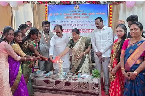 ಹುಬ್ಬಳ್ಳಿ ಬಿಡನಾಳದಲ್ಲಿ (New college) ಆರ್.ಕೆ. ಪಾಟೀಲ ಸರಕಾರಿ ವಾಣಿಜ್ಯ ಮತ್ತು ವಿಜ್ಞಾನ ಪದವಿ ಪೂರ್ವ ಕಾಲೇಜಿನ ಪ್ರಾರಂಭೋತ್ಸವ ಹಾಗೂ ವಿದ್ಯಾರ್ಥಿಗಳಿಗೆ ಸಮವಸ್ತ್ರ ವಿತರಣೆ ಕಾರ್ಯಕ್ರಮವನ್ನು ಶಾಸಕ ಪ್ರಸಾದ ಅಬ್ಬಯ್ಯ ಉದ್ಘಾಟಿಸಿದರು. 