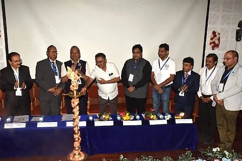 ದಾವಣಗೆರೆಯ ಬಿಐಇಟಿ ಕಾಲೇಜಿನಲ್ಲಿ ಶುಕ್ರವಾರ, ಸ್ಮಾರ್ಟ್ ಎಲೆಕ್ಟ್ರಿಕಲ್ ಸಿಸ್ಟಮ್ಸ್, ಎಲೆಕ್ಟ್ರಾನಿಕ್ಸೃ್ ಮತ್ತು ಉದಯೋನ್ಮುಖ ಸುಸ್ಥಿರ ತಂತ್ರಜ್ಞಾನಗಳು ಕುರಿತು ಎರಡು ದಿನಗಳ ಅಂತಾರಾಷ್ಟ್ರೀಯ ಸಮ್ಮೇಳನದ ಉದ್ಘಾಟನಾ ಕಾರ್ಯಕ್ರಮದಲ್ಲಿ ಡಾ. ರಾಮಚಂದ್ರ ವಿ. ಪುಜೇರಿ, ಪ್ರೊ. ವೈ. ವೃಷಭೇಂದ್ರಪ್ಪ, ಡಾ. ಎಚ್.ಬಿ. ಅರವಿಂದ್, ಡಾ.ಎಂ.ಎಸ್. ನಾಗರಾಜ ಇತರರು ಇದ್ದರು.