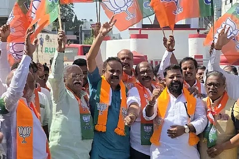 ವಿಜಯಪುರ ನಗರದ ಮಹಾತ್ಮ ಗಾಂಧಿ ವೃತ್ತದಲ್ಲಿ ಬಿಜೆಪಿ ಕಾರ್ಯಕರ್ತರು ಸಂಸದ ರಮೇಶ ಜಿಗಜಿಣಗಿ ನೇತೃತ್ವದಲ್ಲಿ ವಿಜಯೋತ್ಸವ ಆಚರಿಸಿದರು. ಗುರುಲಿಂಗಪ್ಪ ಅಂಗಡಿ, ಉಮೇಶ ಕೋಳಕೂರ, ಸಂಜೀವ ಐಹೊಳೆ ಮತ್ತಿತರರಿದ್ದಾರೆ.