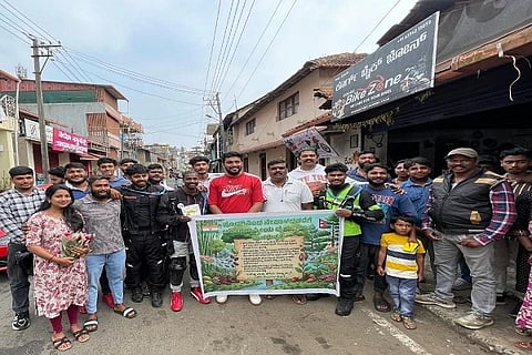 ಕೂರ್ಗ್ ಬೈಕ್ ಝೋನ್ ಗೆಳೆಯರ ಬಳಗದಿಂದ ಕೊಡಗಿನಿಂದ ನೇಪಾಳದವರೆಗೆ ಹಮ್ಮಿಕೊಂಡಿರುವ ಅಂತಾರಾಷ್ಟ್ರೀಯ ಬೈಕ್ ಪ್ರವಾಸಕ್ಕೆ ಕೊಡಗು ಹಿತರಕ್ಷಣಾ ವೇದಿಕೆ ಅಧ್ಯಕ್ಷ ರವಿ ಗೌಡ ಚಾಲನೆ ನೀಡಿದರು. ಅನಂತ್ ಗೌಡ, ಪುನೀತ್, ಮಿಲನ್, ಪುವಿತ್, ಪ್ರಪುಲ್, ಮತ್ತಿತರರು ಇದ್ದರು.