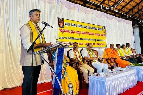 ಕೊಡವ ಸಮಾಜ ಸಭಾಂಗಣದಲ್ಲಿ ನಡೆದ ಪ್ರತಿಭಾ ಪುರಸ್ಕಾರ, ಸಾಧಕರಿಗೆ ಸನ್ಮಾನ ಕಾರ್ಯಕ್ರಮದಲ್ಲಿ ಅಜ್ಜಿಕುಟ್ಟಿರ.ಎಸ್.ಪೊನ್ನಣ್ಣ ಮಾತನಾಡಿದರು. ವಿಖ್ಯಾತನಂದ ಸ್ವಾಮೀಜಿ, ರಮಾನಾಥ್ ಬೇಕಲ್ ಇತರರಿದ್ದರು.