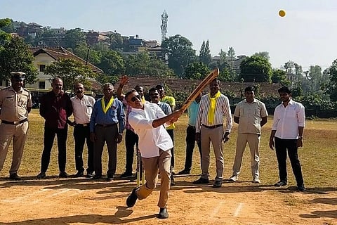  ಮಡಿಕೇರಿಯಲ್ಲಿ ನಡೆದ ಬಿಲ್ಲದ ಸಮುದಾಯದ ಕ್ರೀಡಾಕೂಟದಲ್ಲಿ ಶಾಸಕ ಎ.ಎಸ್. ಪೊನ್ನಣ್ಣ ಕ್ರಿಕೆಟ್ ಆಡಿ ಗಮನ ಸೆಳೆದರು. ಲಿಂಗಪ್ಪ ಪೂಜಾರಿ, ಆಪ್ರು ರವೀಂದ್ರ, ತೆನ್ನಿರಾ ಮೈನಾ ಮತ್ತಿತರರು ಈ ಸಂದರ್ಭ ಇದ್ದರು.