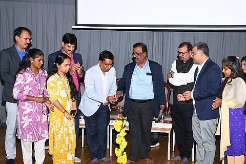  ದಾವಣಗೆರೆಯ ಜಿಎಂ ವಿವಿಯಲ್ಲಿ ನಡೆದ ‘ಬಯೋವಿಜನ್’ ರಾಷ್ಟ್ರೀಯ ಸಮ್ಮೇಳನದ ಉದ್ಘಾಟನಾ ಸಮಾರಂಭದಲ್ಲಿ ಡಾ. ಬದ್ರಿನಾಥ ದುಬೆ, ಡಾ. ಬಸವರಾಜ ಎಸ್. ಹುನಗುಂದ, ಡಾ. ಎಸ್.ಆರ್. ಶಂಕಪಾಲ್, ಡಾ. ಪ್ರಕಾಶ್ ಕೆ.ಕೆ, ಡಾ. ಪ್ರವೀಣ್ ಜೆ, ಡಾ. ಸ್ವರೂಪ್ ಕೆ. ಇದ್ದರು.