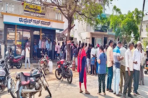 ಬೀರೂರಿನ ರುದ್ರೇಶ್ ಗ್ಯಾಸ್ ಏಜೆನ್ಸಿ ಮುಂಭಾಗದಲ್ಲಿ ಗೃಹ ಬಳಕೆ ಗ್ಯಾಸ್ ಸಿಲಿಂಡರ್‌ಗಾಗಿ ಗ್ರಾಹಕರು ಸರತಿಯಲ್ಲಿ ನಿಂತಿರುವುದು. 