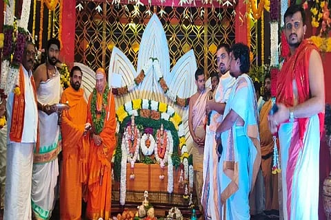 ಬೀರೂರಿನಲ್ಲಿ ಶ್ರೀಶೈಲ ಮಲ್ಲಿಕಾರ್ಜುನಸ್ವಾಮಿ ಕಲ್ಯಾಣೋತ್ಸವ ನೆರವೇರಿತು. ಶ್ರೀಶೈಲದ ಜಗದ್ಗುರು ಡಾ. ಚನ್ನಸಿದ್ದರಾಮ ಪಂಡಿತಾರಾಧ್ಯ ಶಿವಾಚಾರ್ಯರು ಸಾನ್ನಿಧ್ಯ ವಹಿಸಿದ್ದರು. ರುದ್ರಮುನಿ ಶಿವಾಚಾರ್ಯ ಸ್ವಾಮೀಜಿ, ಬೆಳ್ಳಿ ಪ್ರಕಾಶ್ ಇತರರಿದ್ದರು.