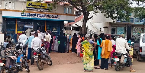 ಬೀರೂರಿನ ರೈಲ್ವೆ ಸ್ಟೇಷನ್ ರಸ್ತೆಯ ಗ್ಯಾಸ್ ಏಜೆನ್ಸಿ ಮುಂದೆ ಇ-ಕೆವೈಸಿ ಮಾಡಿಸಲು ಗ್ರಾಹಕರು ಸರತಿ ಸಾಲಿನಲ್ಲಿ ನಿಂತಿರುವುದು.